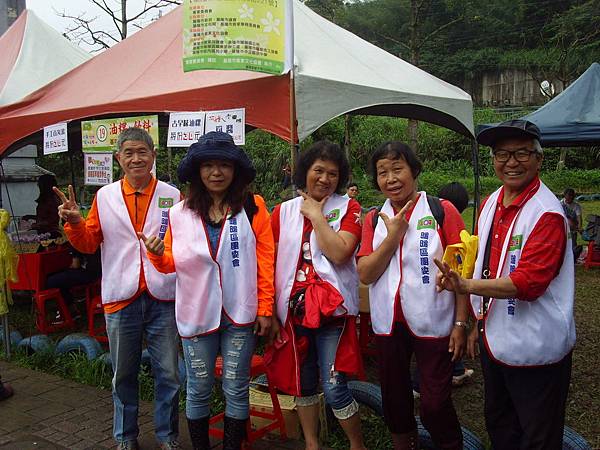 江德源、尤淑雲、林渶婷、李朝棉、鄭清三負責後山停車場及導覽安全維護