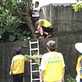 1050406 救國團基隆市中山區團委會結合中山里社區志工，打掃基隆地標景觀台，與修剪樹木。 (3).jpg