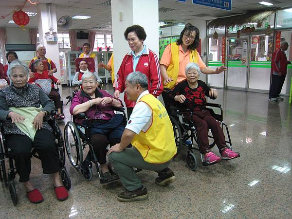 1050501 救國團基隆市中山區團委會 105年5月份月報會暨公益服務市立醫院~關懷長者活動 (4).JPG