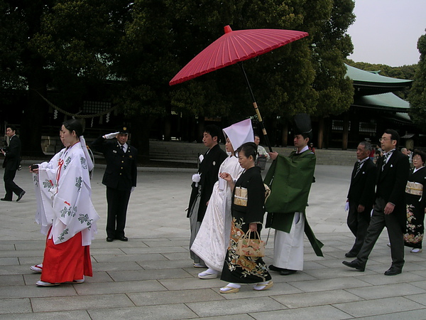 挽著手