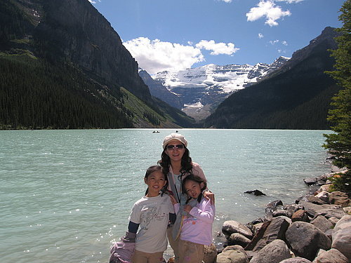母女三人在Lake Louise合照