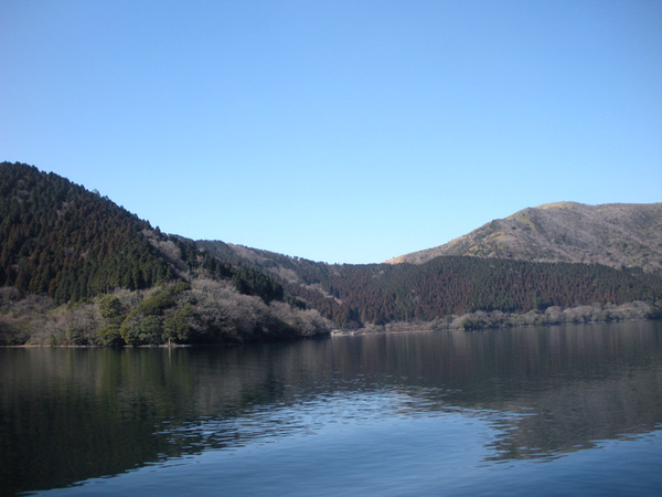 蘆之湖美麗山+的倒影