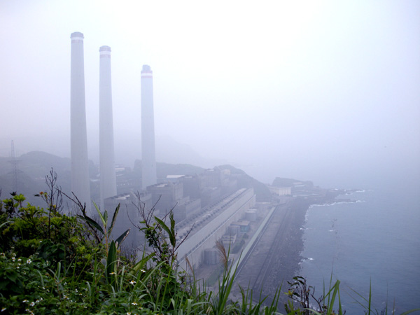 基隆白米甕砲台看到的大煙囪