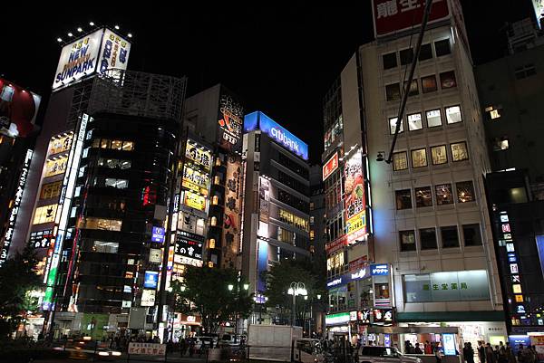 晚上的新宿街景