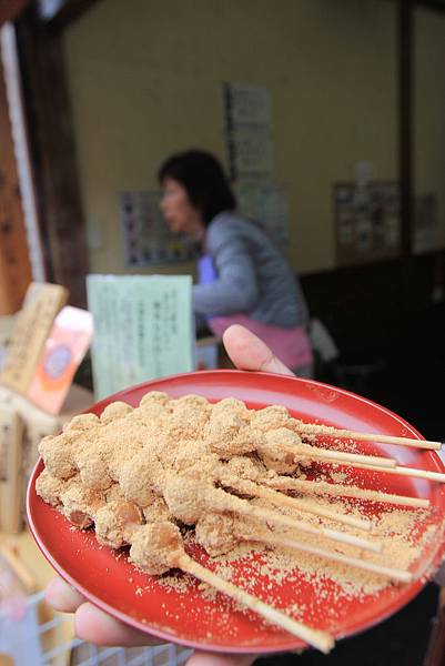 老闆娘剛營業就請我們大家吃糯米果子