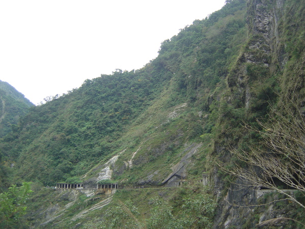 長長的山壁道路.