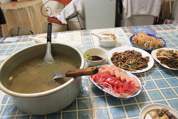 美味的羊奶頭雞湯和新鮮的生魚片