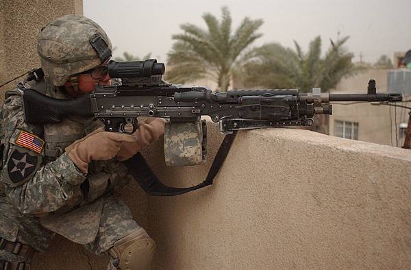 M240_with_US_Army_soilder