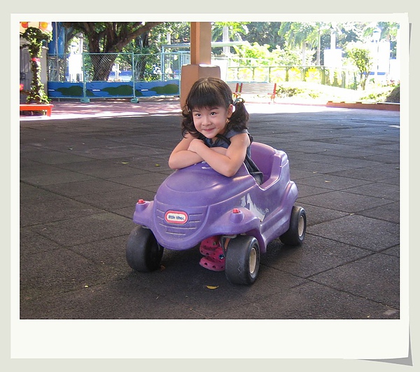 幼稚園玩車.jpg 幼稚園玩車.jpg