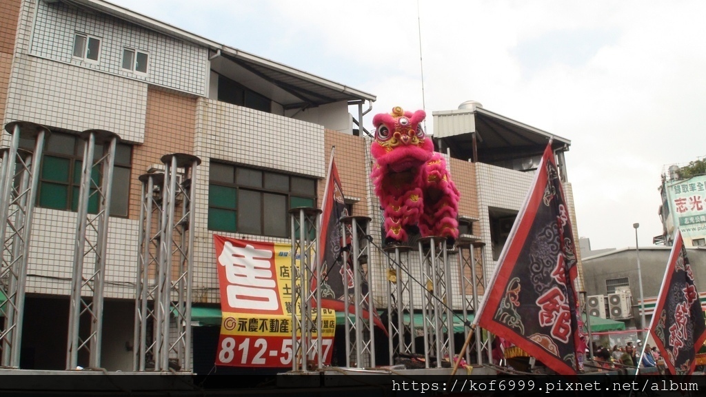 台南雄威醒獅團跳樁表演.jpg