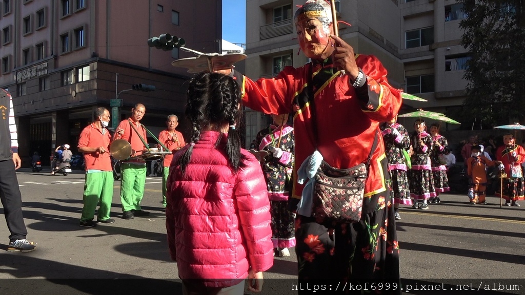 婆姐陣~幫小朋友祭改.jpg