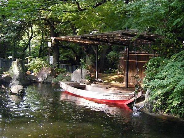 神社旁的池塘