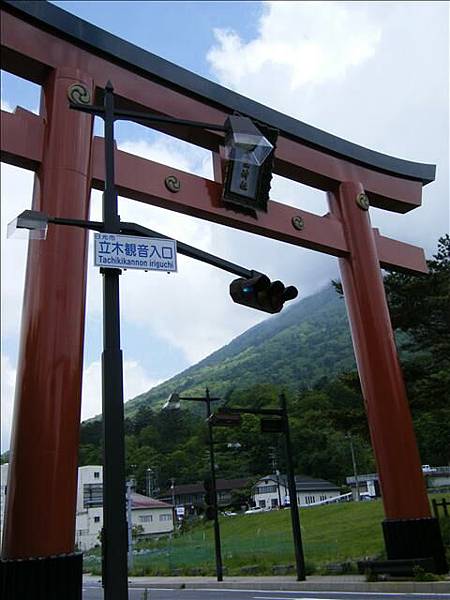 鳥居位於大馬路中央