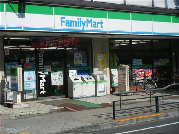 電影開場雯去的Family Mart