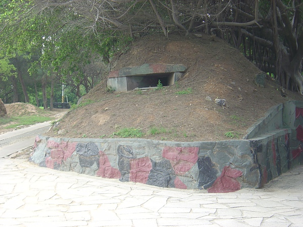 金門戰地到處都有的..阿兵哥要辛苦的躲在裡面