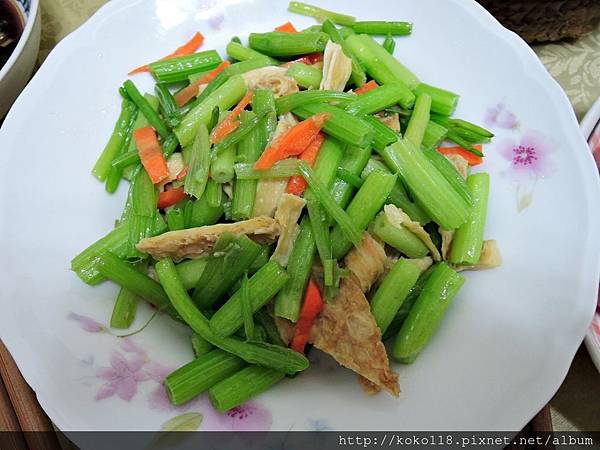 107.2.16 大年初一午餐-芹菜炒豆皮.JPG