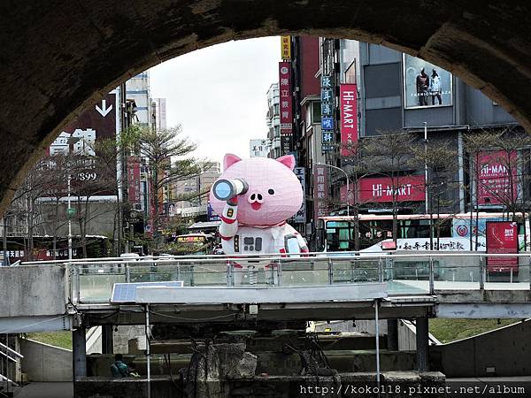 108.1.27 東門城-小豬太空人3.JPG