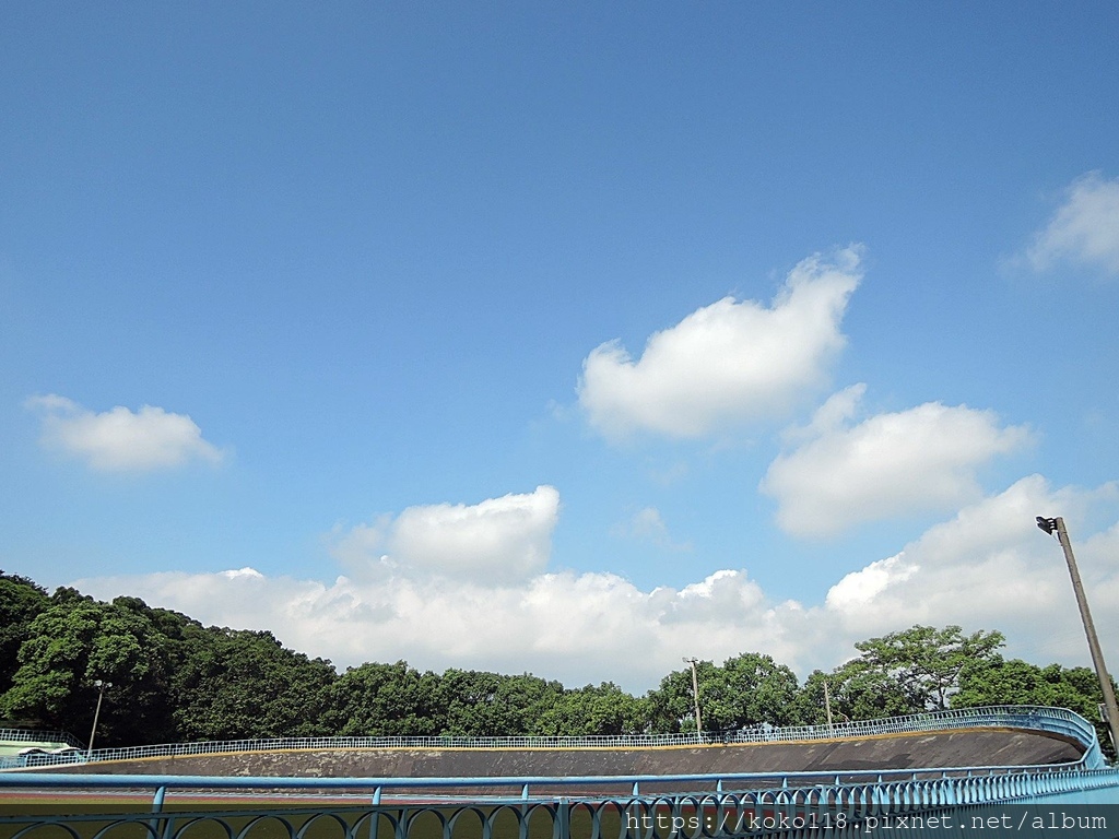 112.9.19 十八尖山-自由車場-天空.JPG