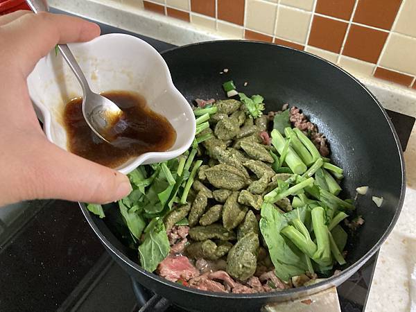 KOKO好食光｜蠔油炒牛肉芥蘭手剪麵＿一把剪刀自家製麵