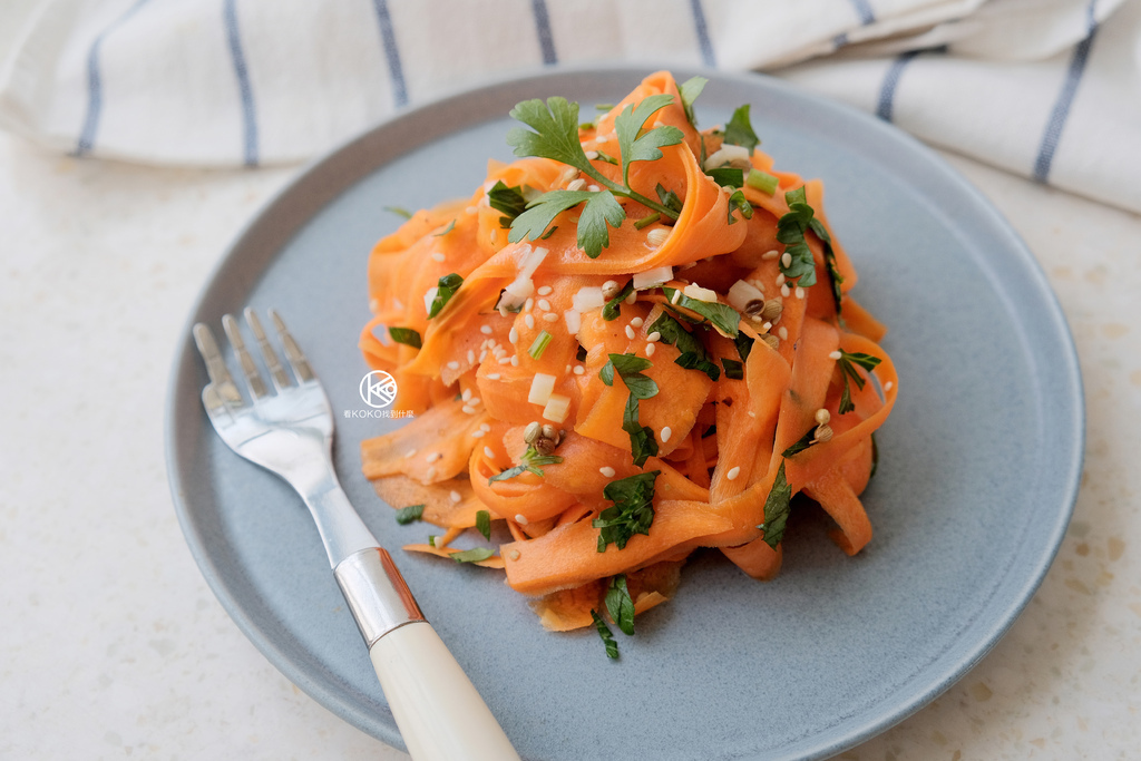 KOKO好食光｜油爆蒜香紅蘿蔔沙拉＿巧用微波爐爆香免開火