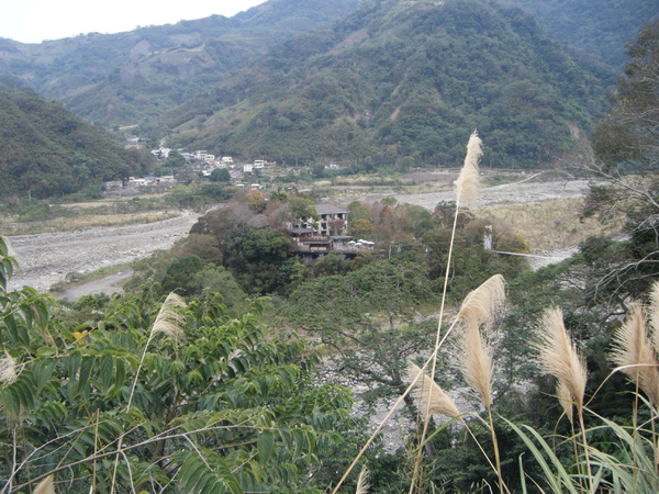 清楚看到位在河中間的旅館