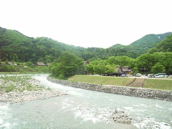 村子外有一條水很洶湧的河川 （應該就是白川吧？？？）