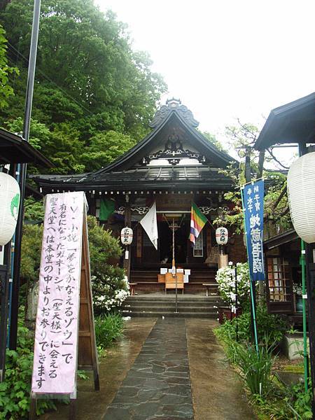 村莊內有很多小神社