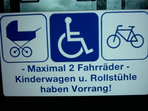 公車警示語...令人納悶...輪椅跟嬰兒車應該不用特別說明吧