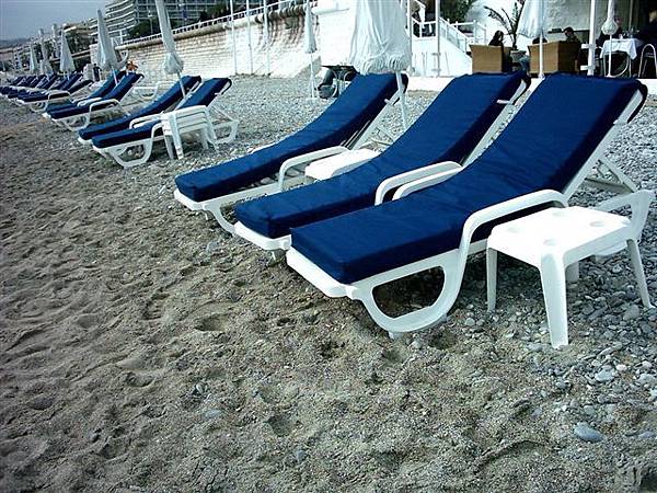 蔚藍海岸最常看到的 就是躺椅