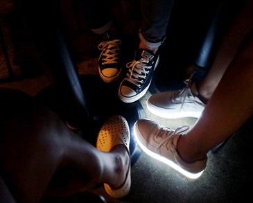 LED 炫光鞋-假皮-40000(真皮100000)-皆附有USB充電器 (1)