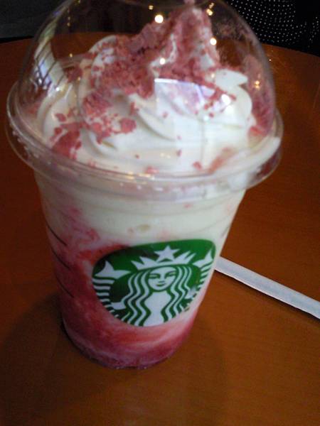 後來發現台灣也有了『草莓奶霜星冰樂』要命的難喝～