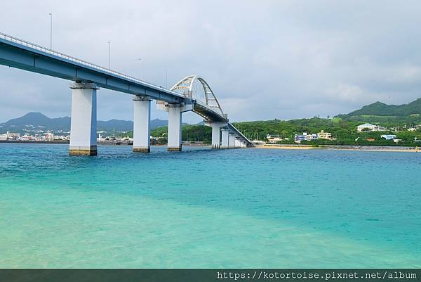 [日本沖繩] 2023.7 瀨底大橋繼續玩沙灘，秘境絕景披薩