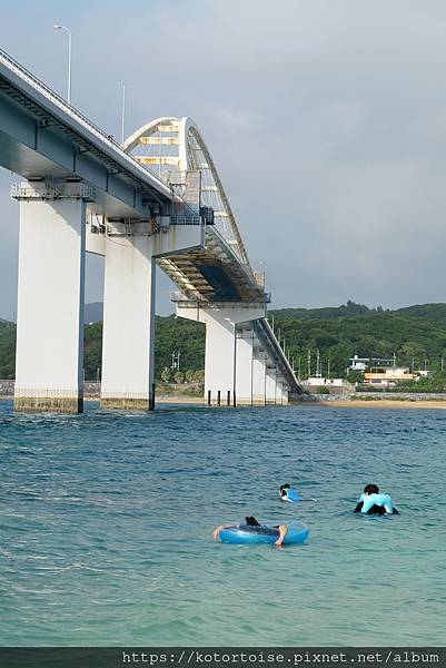 [日本沖繩] 2023.7 瀨底大橋繼續玩沙灘，秘境絕景披薩