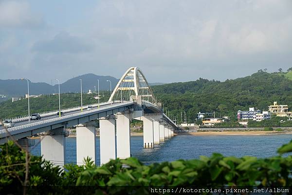 [日本沖繩] 2023.7 瀨底大橋繼續玩沙灘，秘境絕景披薩