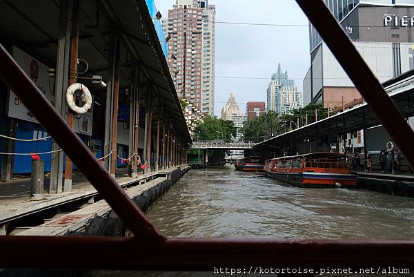 [泰國曼谷] 2025.10 河道上,和當地人一起吹風賞景