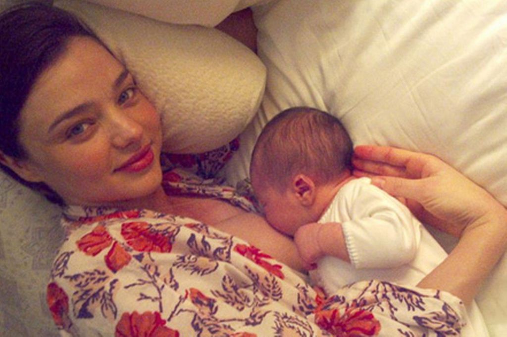 miranda-kerr-breast-feeding-210095210.jpg