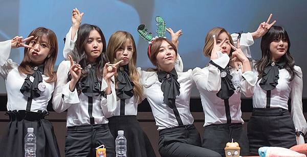 A_Pink_at_a_fansigning_event_in_Gwangju,_10_December_2014.jpg