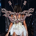 Alessandra-Ambrosio-wears-look-made-with-Swarovski-crystal-at-VSFS-19