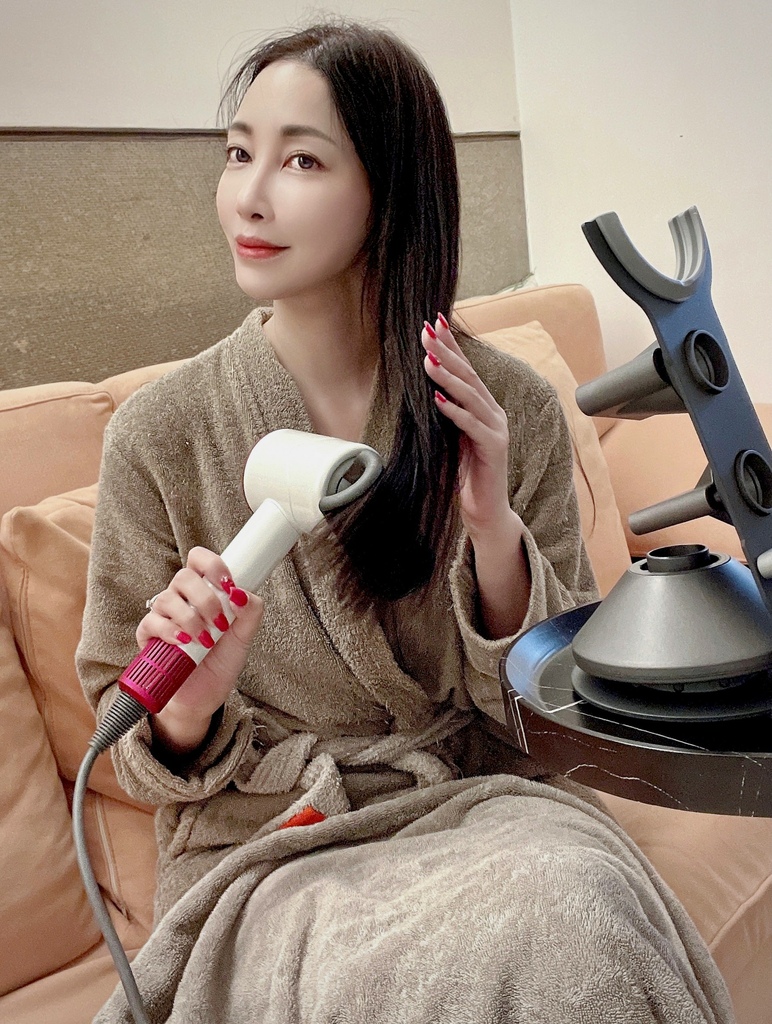 MIDORI美多莉 高風速溫控負離子吹風機 超越D牌B牌 SGS認證能吹出好髮質 速乾x5段風量 搭配多款吹頭 從頭皮美到髮梢 打造迷人天使光環~~ MIDORI美多莉 高風速溫控負離子吹風機 超越D牌B牌 SGS認證能吹出好髮質 速乾x5段風量 搭配多款吹頭 從頭皮美到髮梢 打造迷人天使光環~~