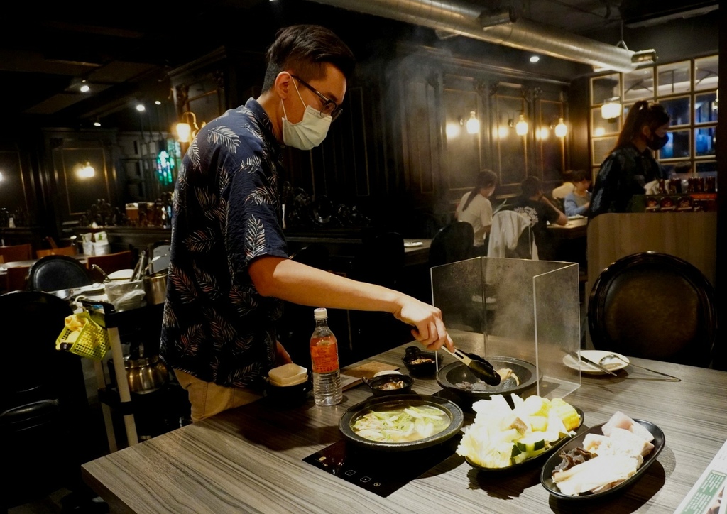 新莊美食 狂一鍋新莊復興店 濃厚系台熱炒火鍋 不 限 時 吃