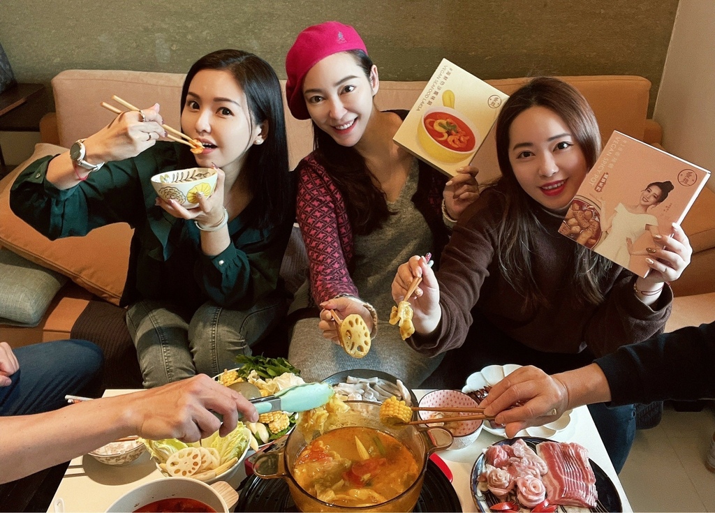 火锅控必吃!万用汤底「18香辣锅」「叻沙飨味锅」浓郁汤底满满 爱雅辣呦叻 沙飨味锅/18香辣锅 荣获2024「食品界米其林」国际美食评鉴ITQI二星认证 全素锅底 不含牛油 浓郁鲜香 热量控管 薄盐健康 锅控必吃!