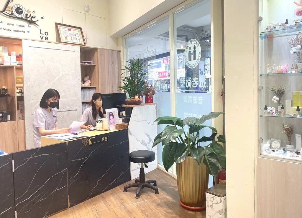 新竹杏芙診所 輕度酒糟別拖延 專業健保皮膚科 VS 醫美脈衝