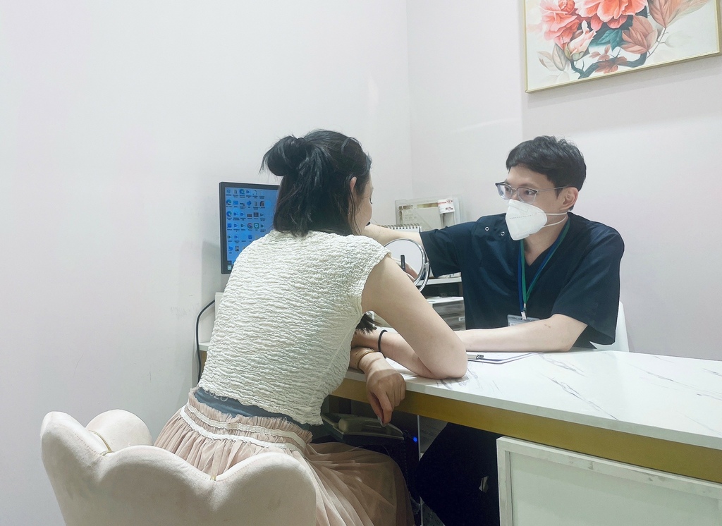 新竹杏芙診所 輕度酒糟別拖延 專業健保皮膚科 VS 醫美脈衝
