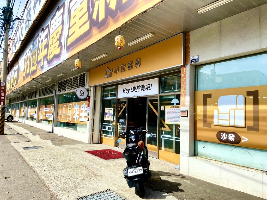 台中中友家具 台中家具超市 沙發 電視櫃 茶几 書桌 餐桌 床組 衣櫃 化妝台 置物櫃 電腦椅 辦公桌椅 組合櫃 兒童成長型家具 都應有盡有~