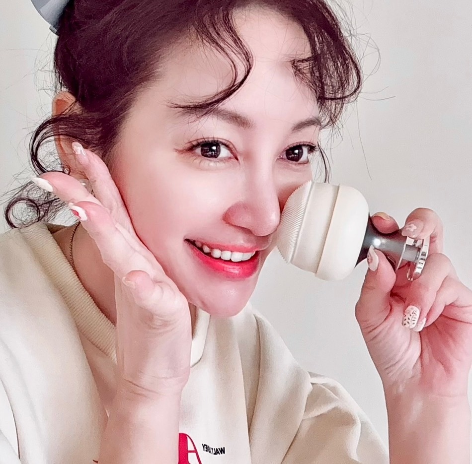 Hi你有聽過美容儀專家-NUEVA嗎？今天就來開箱3樣居家美