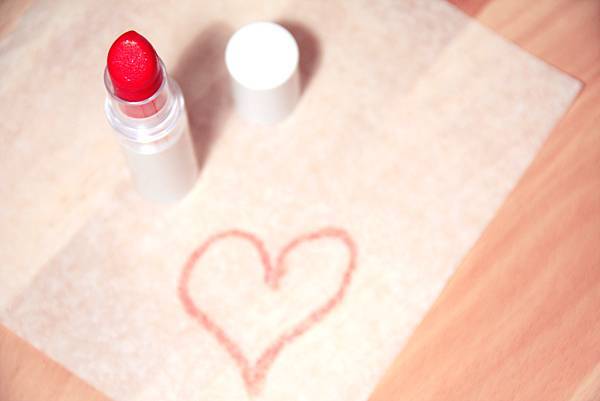 love-heart-makeup-beauty.jpg