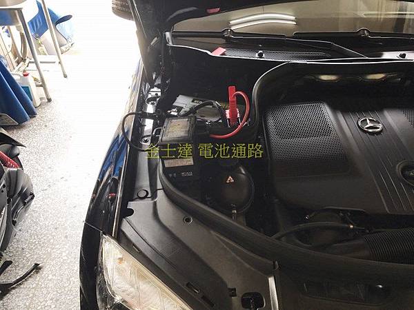 台中市汽車電池 金士達電池通路 2011年 賓士 Mercedes Benz GLK220 X204 2.2 CDI (原廠黑) 充電制御系統柴油車4 (复制).jpg