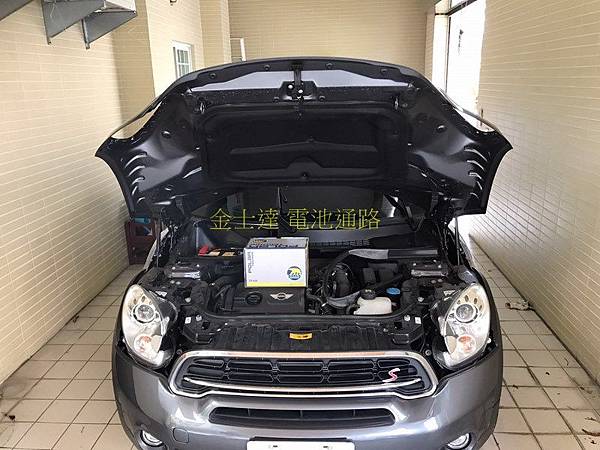 台中市汽車電池 金士達電池通路 2016年 寶馬 BMW Mini Cooper S Countryman  R60 1.6 (鐵灰紅)雙色 充電制御系統汽油休旅車3 (复制).jpg