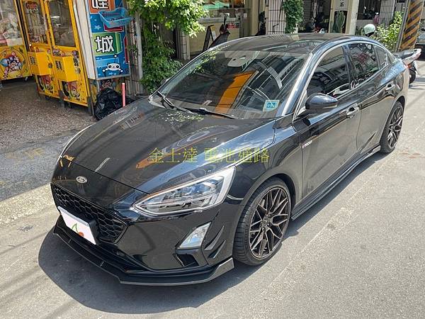 台中市汽車電池 金士達電池通路 2019年 福特 Ford Focus 1.5 4D EcoBoost 182 (洗練黑) ASS 怠速熄火系統汽油車1 (复制).jpg