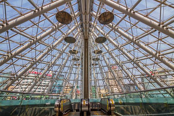 美麗島捷運站-光之穹頂-建築師高松伸所設計，以祈禱為主題象徵